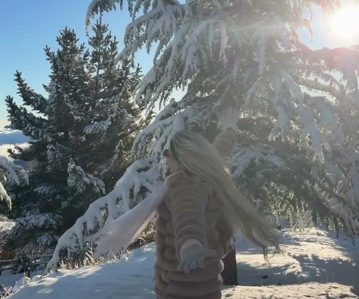 Montanha e árvores cobertas de neve depositada, num dia de sol depois da nevasca.