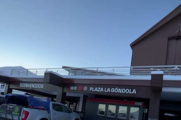 Plaza La Góndola, no Valle Nevado, cercada de neve depositada.