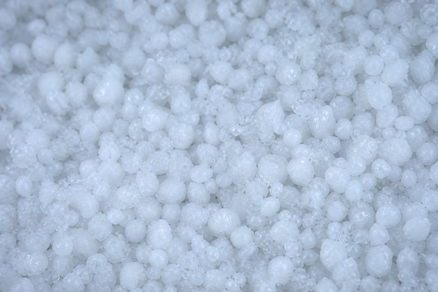 Macro de neve artificial: pequenas bolinhas de gelo duras e uniformes feitas por canhão.
